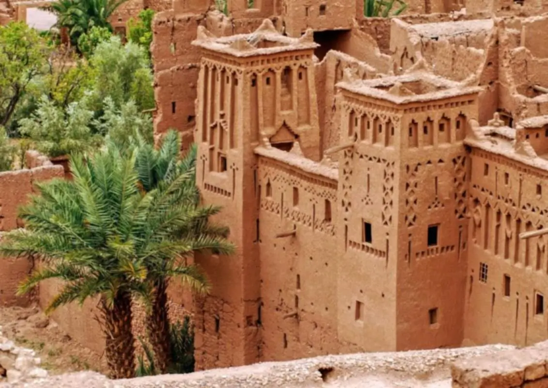Villaggio berbero di Ait Benhaddou con le montagne dell'Atlante sullo sfondo