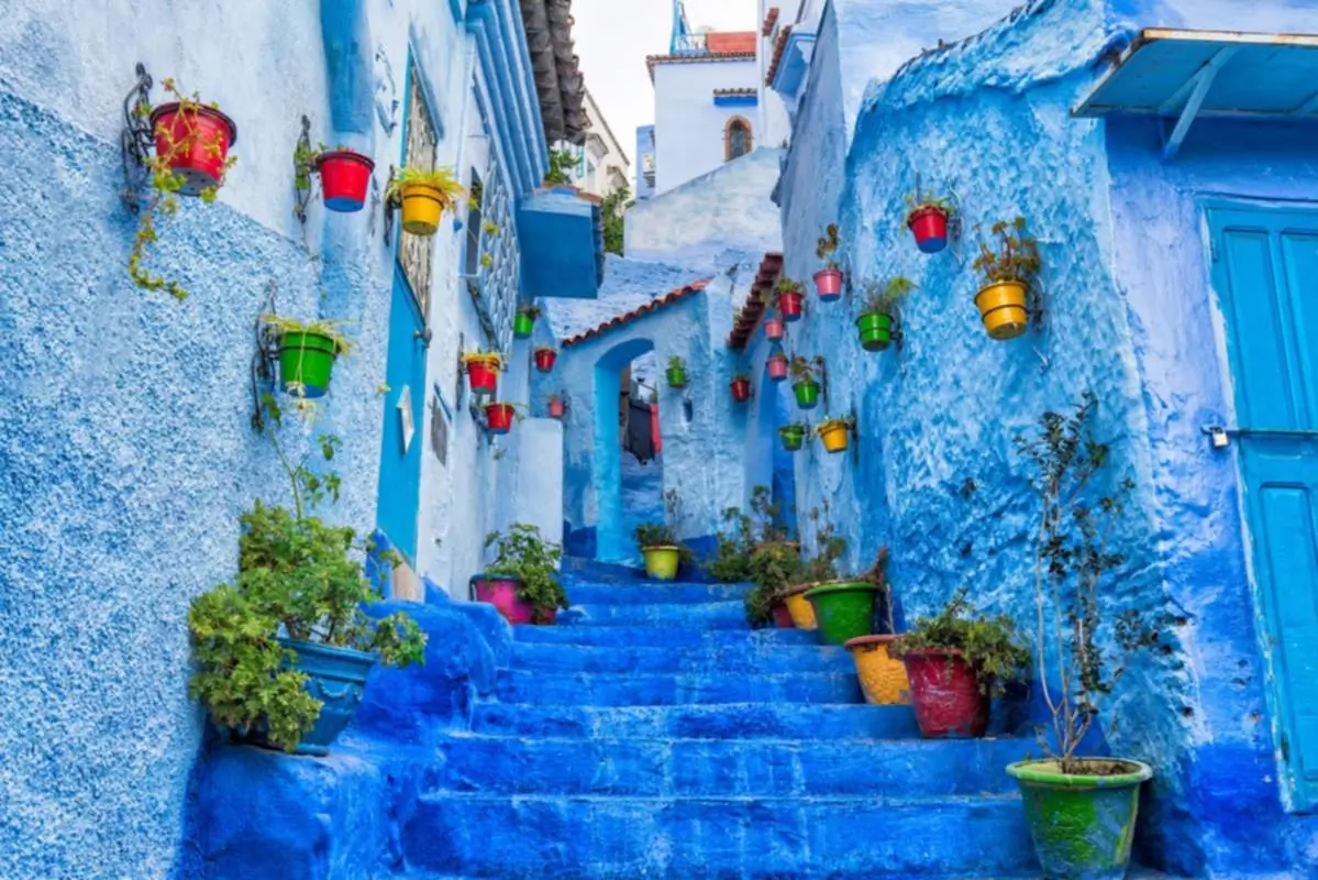 Medina di Chefchaouen con montagne del Rif