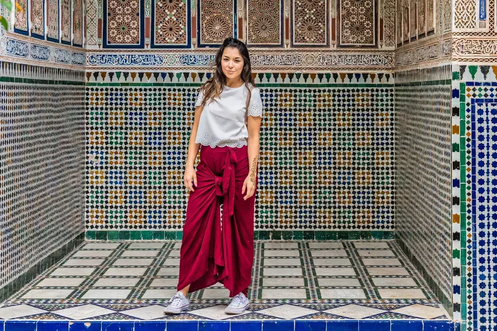 Giovane donna in visita in Marocco