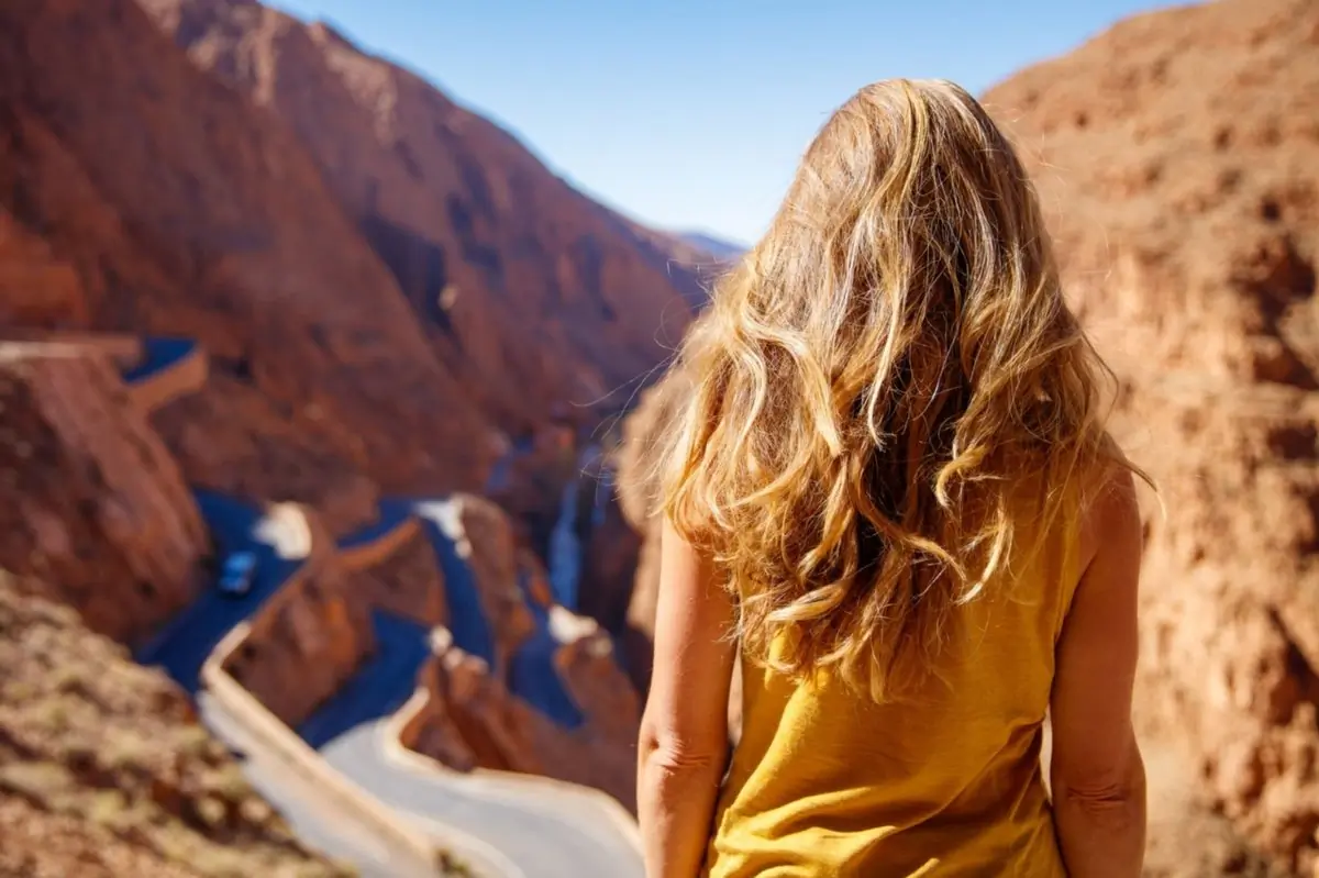 La celebre strada a tornanti delle gole del Dades vista dall'alto
