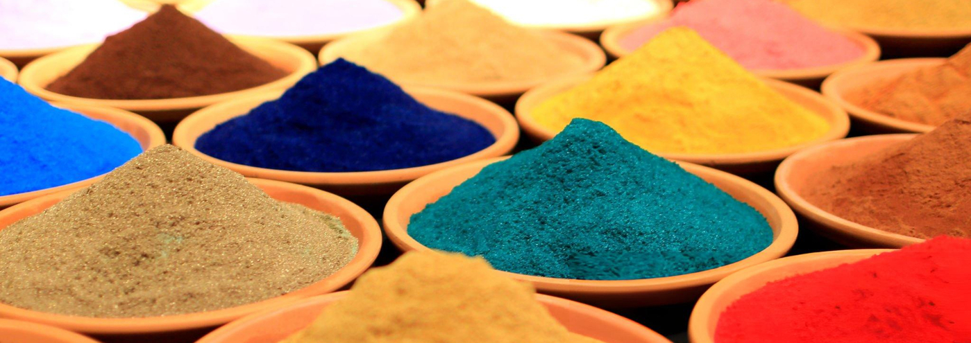 Coni di spezie colorate su una bancarella dei souk marocchini
