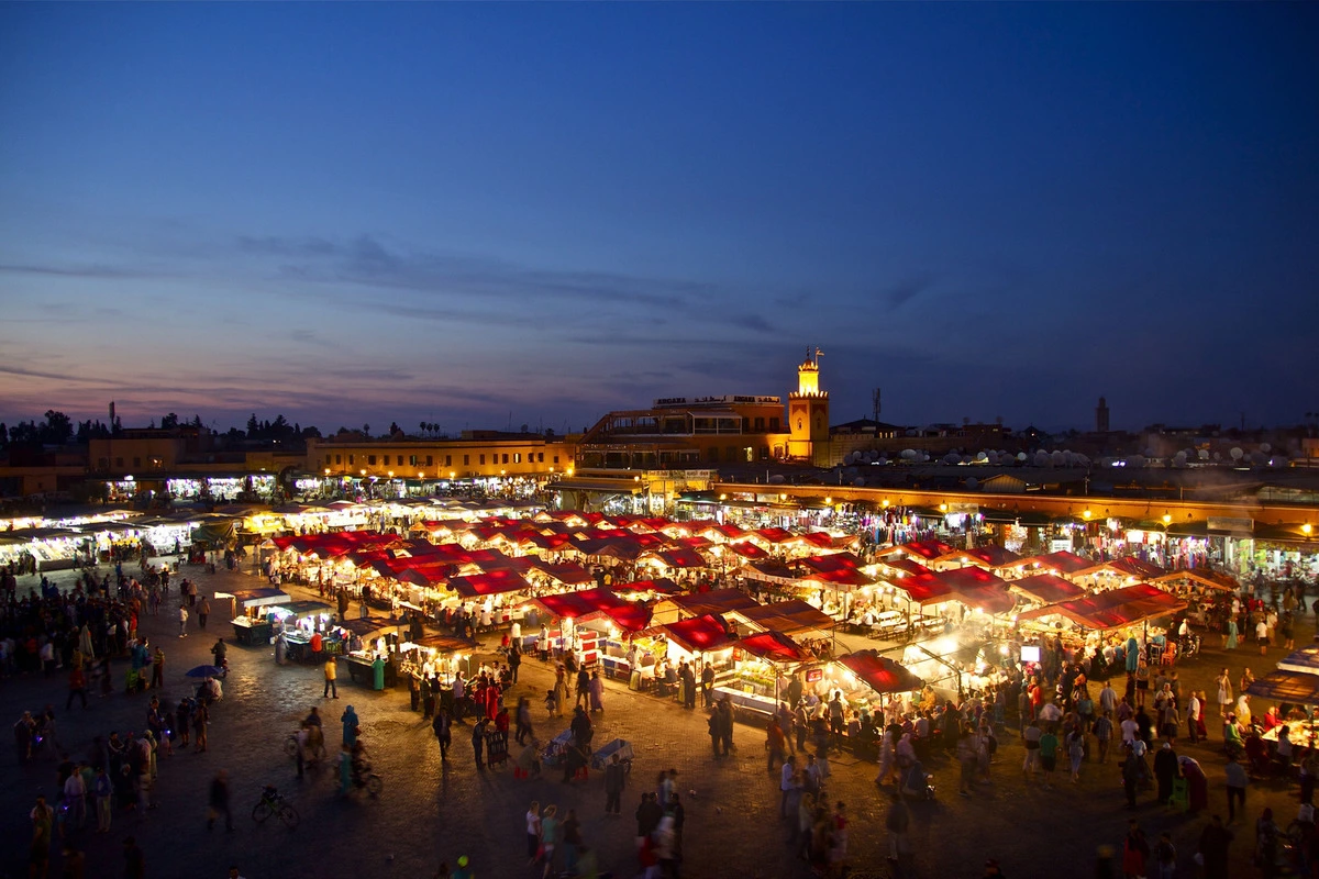 Piazza Jemaa el-Fna di Marrakech illuminata di notte con le bancarelle di cibo