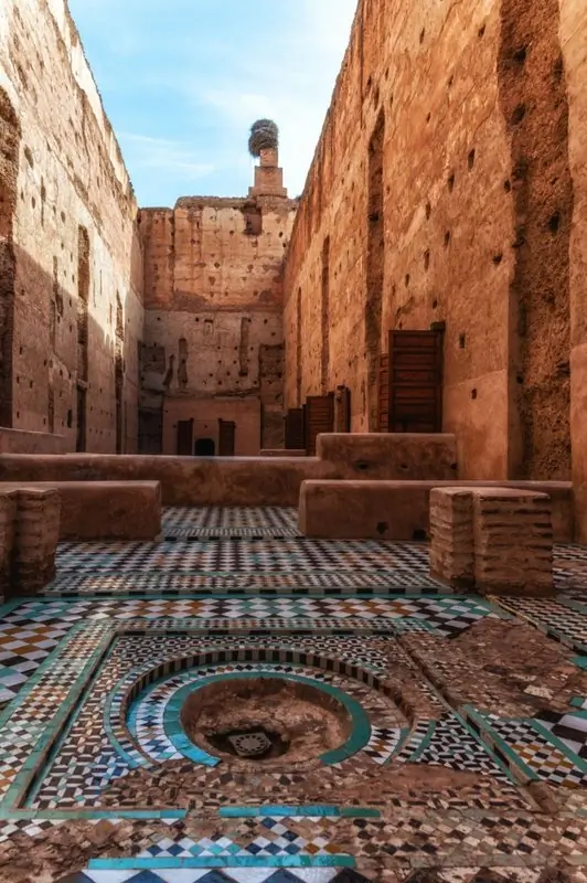 Vicolo della medina di Marrakech con le botteghe chiuse durante la festa di Eid