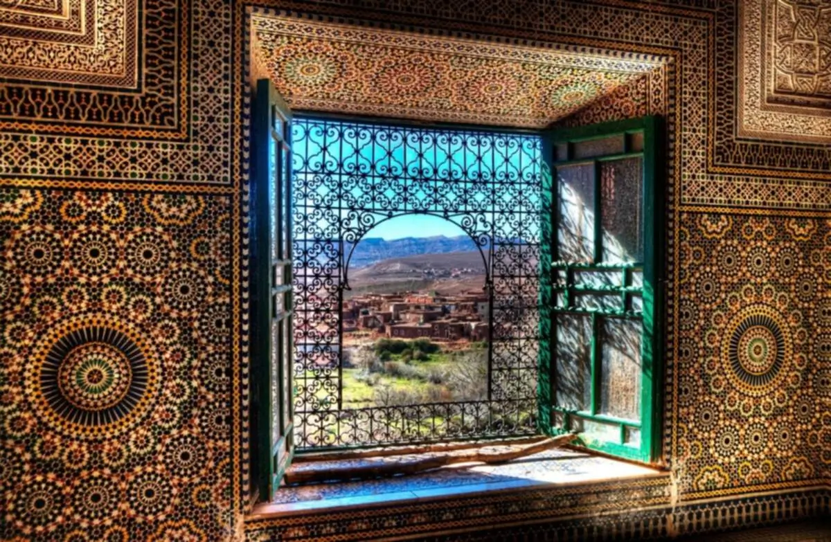 Interni decorati di una kasbah storica marocchina con stucchi e legno intagliato